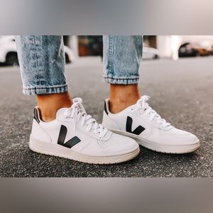 Veja V-10 leather extra white and black sneakers size US5/EUR36